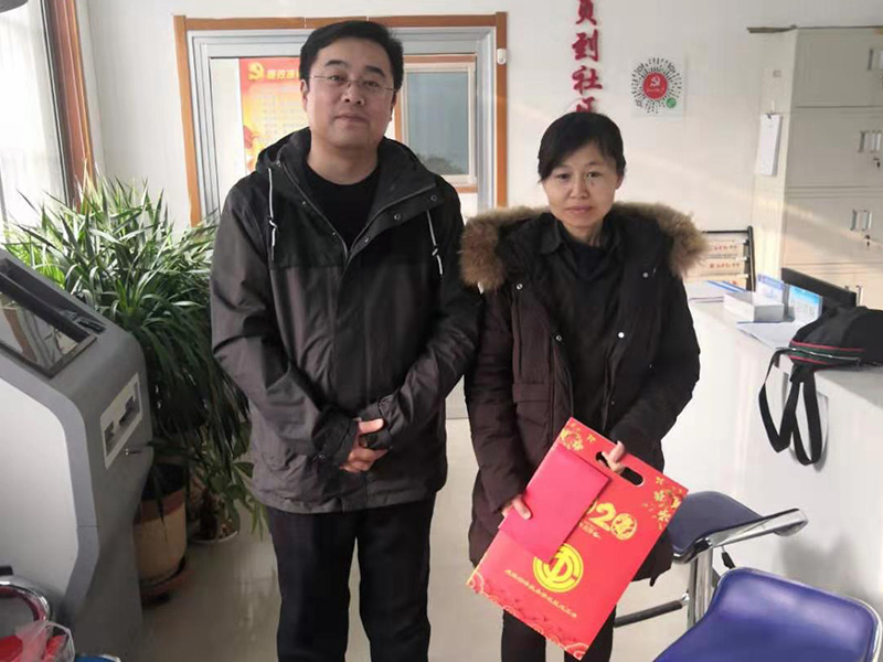公司領(lǐng)導(dǎo)走訪、慰問社區(qū)困難家庭